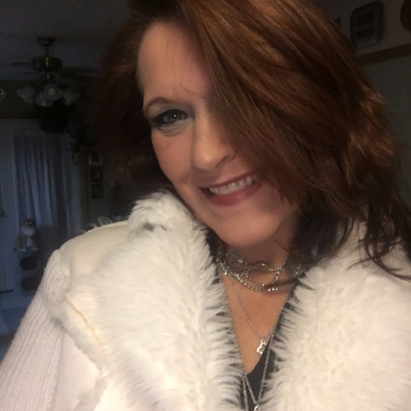 Meet your Posher, Tiffany - Picture 1 of 2